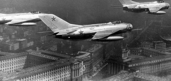 MiG-19 전투기의 편대비행 장면 < 출처 : Public Domain >