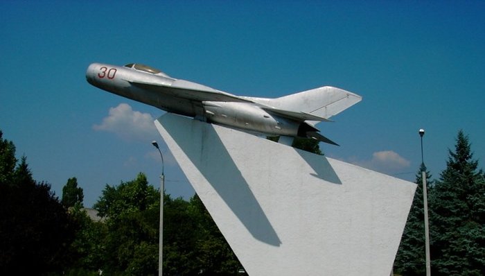 비공식 친러 공화국인 트란스니스트리아의 수도 티라스폴에 전시 중인 MiG-19 < 출처 : Public Domain >