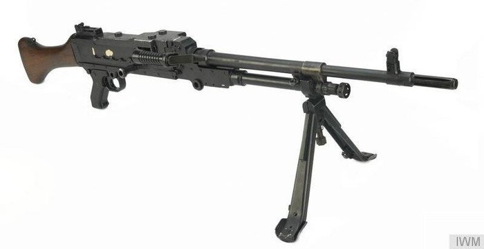 FN MAG의 양각대는 총열 아래의 가스 실린더에 결합되어 있다. <출처: Imperial War Museum>