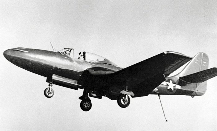 착함 중인 FH 팬텀. 미국 최초의 함상용 제트전투기였지만 성능이 미흡해 62기만 생산되고 흐지부지 사라져 갔다. 하지만 팬텀이라는 이름은 후계자인 F-4에게 승계되었다. < 출처 : Public Domain >