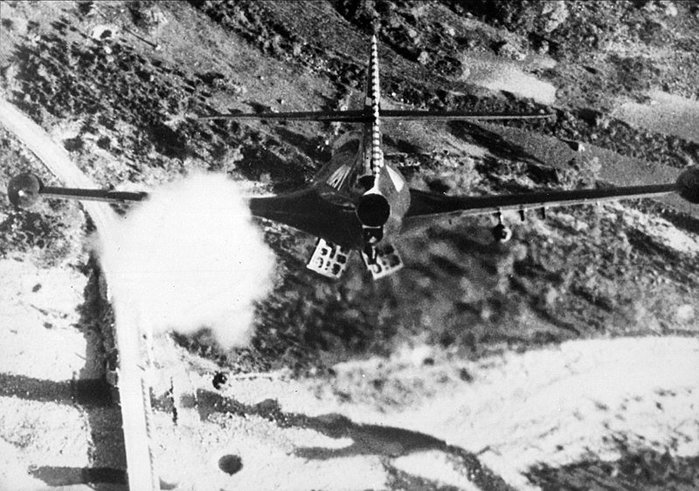 한국전쟁 당시에 지상 목표물을 공격하는 F9F 팬서 < 출처 : Public Domain >