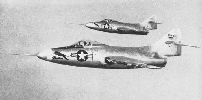 시험 비행 중인 XF9F-2와 앨리슨 엔진 장착형 XF9F-3 < 출처 : Public Domain >