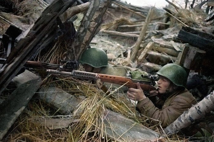 SVT-40 반자동소총은 보병소총으로보다는 저격총으로 적합했다. <출처: WW2 Colourised Photos @ facebook.com>