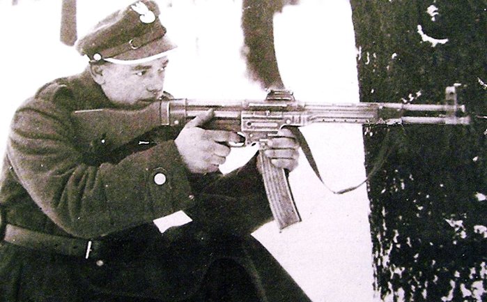 MKb.42 소총의 발사장면. 사진 속의 인물은 폴란드군으로 추정된다. <출처: Public Domain>