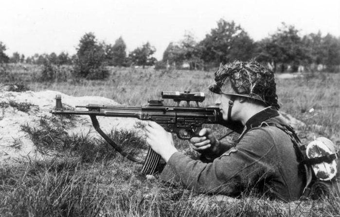 기관단총이란 명목으로 생산을 유지해오던 MP43/44는 돌격소총으로 인정받아 StG.44로 진화했지만 독일이 2차대전에 패배하면서 종전과 함께 운명을 맞이했다. <출처: Public Domain>
