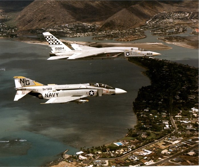 미 해군의 F-4 팬텀 II와 나란히 비행 중인 RA-5C 비질란테. 1971년 하와이주 오아후 섬의 레드 체커테일즈(Red Chekertails) 상공에서 촬영된 사진으로, 두 기체 모두 베트남 전개 전 사전 훈련을 실시 중이었다. (출처: Public Domain)