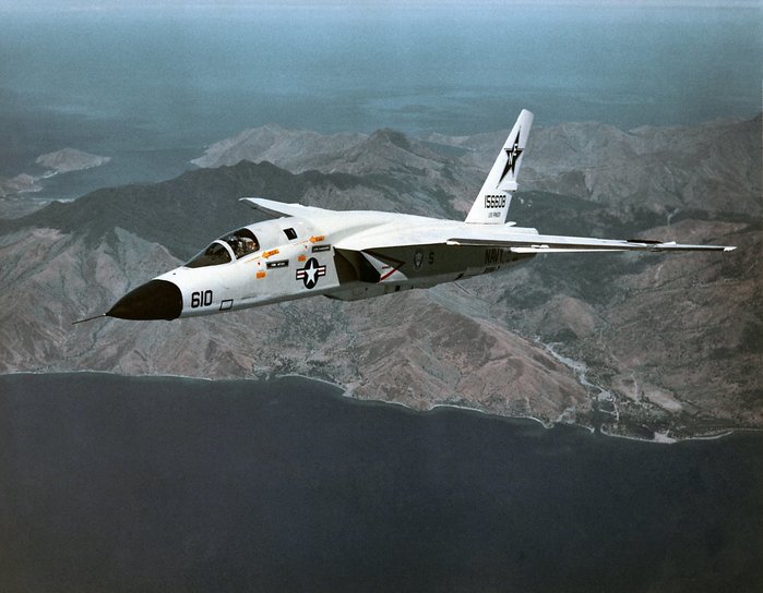 사진 속의 RA-5C는 제7 정찰공격대대(RVAH-7) 소속 기체로, 미 해군 항모 레인저(USS Ranger, CV-61)함에 배속되어 있던 기체다. 이 사진의 정확한 촬영 일자는 확인되지 않으나, RVAH-7에 소속되어 있던 RA-5C 최종 기체가 1979년 10월에 퇴역했기 때문에 이 사진 자체가 RA-5C의 마지막 비행 장면일 가능성도 있다. 해당 기체는 현재 테네시주 멤피스에 위치한 미 해군 중서부 지원단에 전시 중이다. (출처: Public Domain)