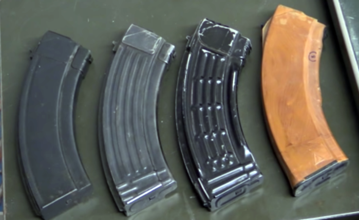 다양한 AK의 탄창들: 왼쪽부터 평측면 탄창, 립 탄창, 와플 탄창, 그리고 '베이클라이트' 탄창 <출처: Forgotten Weapons>