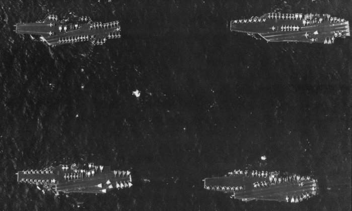 걸프전 당시 좌상에서 시계 방향으로 CV-41 미드웨이(미드웨이급), CVN-71 시어도어 루스벨트(니미츠급), CV-66 아메리카(키티호크급), CV-61 레인저(포레스탈급). 각각의 차이를 한눈에 볼 수 있는 귀한 사진이다. < 출처 : Public Domain >