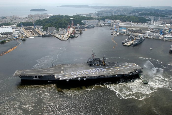 2008년 5월 28일 요코스카항을 떠나면서 마지막 항해에 나선 키티호크 항모 < 출처 : 미 국방부 >