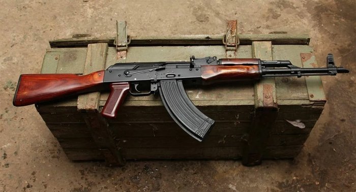 AKM의 중량은 3.1kg으로 AK-47에 비하여 무려 700g을 감량했다. <출처: Public Domain>