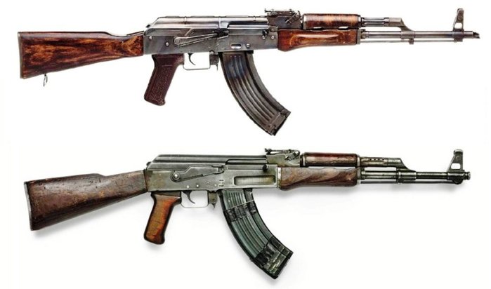 AKM(위)와 AK-47(아래)의 비교사진. 개머리판, 리시버, 총열덮개, 총구 등에서 차이점이 보인다. <출처: Public Domain>