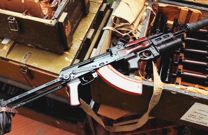 PBS-1 소음기와 GP-25 유탄발사기를 장착한 AKMS 소총 <출처: Public Domain>