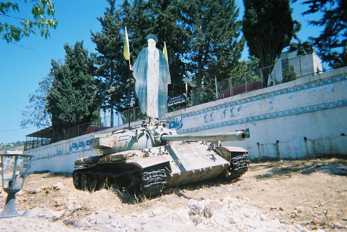 남부 레바논에서 촬영된 방기 된 상태의 티란-5 전차. 친이스라엘 계열 레바논 민병대가 운용하던 전차로 추정된다. (출처: Eternalsleeper/Public Domain)
