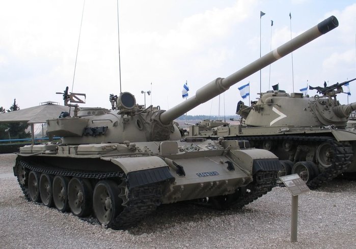 T-55를 기본으로 한 티란-5Sh 전차. 포신을 미제 105mm로 교체하면서 포연 제거 장치가 포신 끝에서 중간으로 온 것이 기존 티란-5와 차이점이다. (출처: Public Domain)