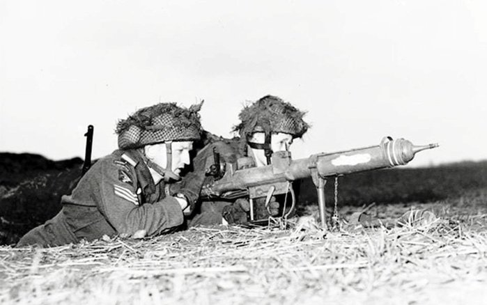 제2차 세계대전 중 영국이 운용한 휴대용 대전차 무기 피아트 <출처 : defensemedianetwork.com>