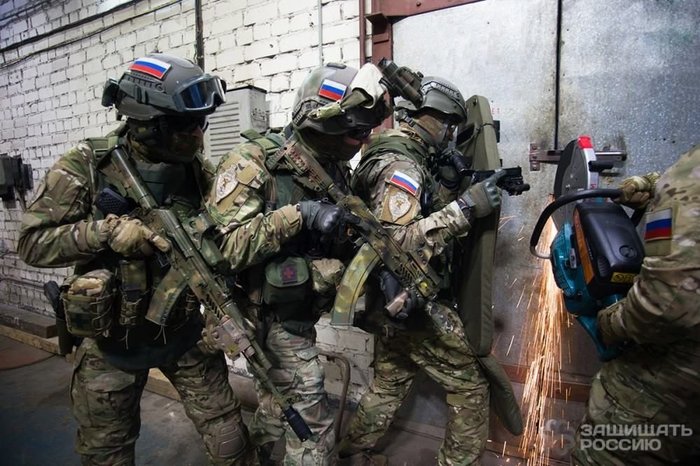 개량된 AK-74M 소총을 들고 훈련 중인 FSB의 알파부대원들 <출처: Public Domain>