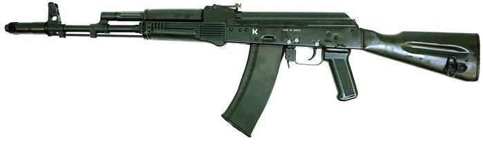 AK-74는 폴리머제 총열덮개와 개머리판과 신형총구부착기구를 부착한 것이 특징이다. 사진은 검은색 총열덮개와 개머리판을 장착한 후기형 AK-74로, AK-74M 이전의 모델이다. <출처: Public Domain>