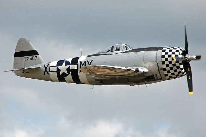 시범 비행 중인 P-47D-40. 둔중한 모습 때문에 오해를 받았지만 제2차 대전 당시 최고의 전투기 중 하나로 명성을 날리는 데 그리 오랜 시간이 필요하지 않았다. < GNU Free Documentation License >
