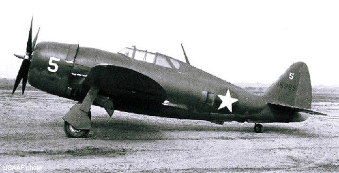 초기 양산형인 P-47B. 미국의 참전이 이루어진 직후 양산이 시작되었다. < Public Domain >
