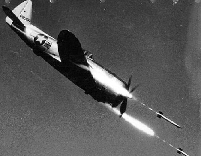 로켓을 이용해 지상 목표를 공격하는 모습. 제2차 대전 말기에 공격기로 변신했다. < Public Domain >