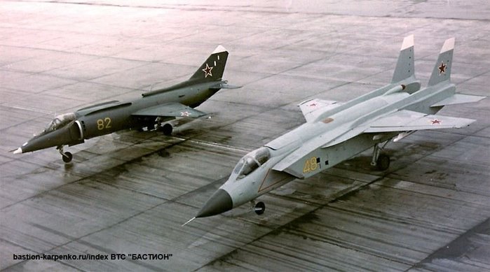 YAK-141(사진 우측)은 YAK-38(좌측)을 대체하기로 계획되었으나 소련의 붕괴로 사업이 취소되었다. <출처: Public Domain>