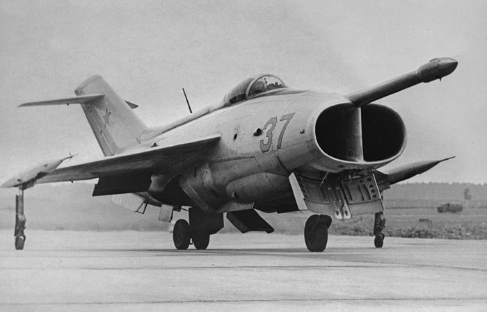 기수에 독특한 형태의 엔진 흡입구를 가진 YAK-36 '프리핸드' 시제기 2번 기. 1967년 7월 도모데도보(Domodedovo) 에어쇼 직전 비행 연습 중 촬영된 사진이다. (출처: Gos.Levibor)