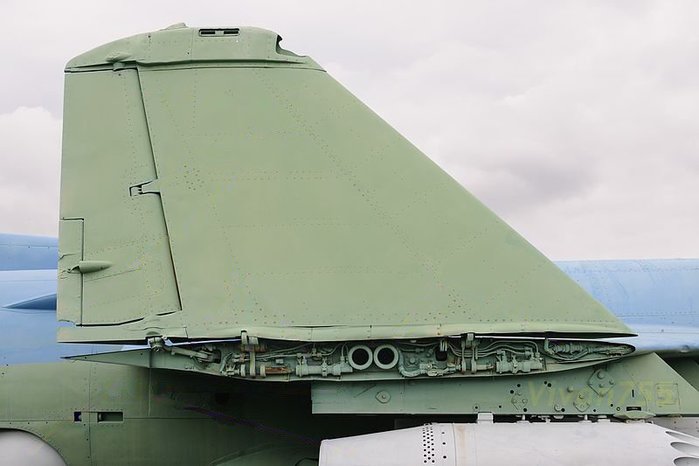 아래로 틸트(tilt) 된 YAK-38M의 후방 엔진. (출처: George Chernilevsky/Wikimedia Commons)