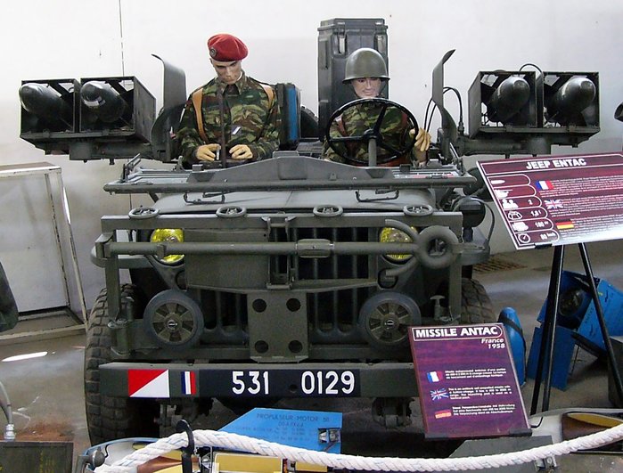 프랑스 소뮤르 박물관에 전시된 M201 전술차량 탑재형 ENTAC <출처 (cc) BrunoLC at wikimedia.org>