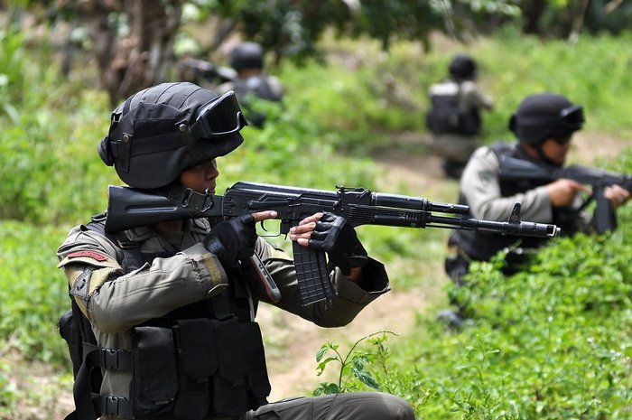 AK-101로 무장한 인도네시아 경찰 특수부대원의 모습 <출처: Public Domain>