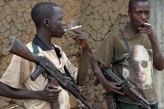 냉전시절의 AK 소총 잉여총기들은 아프리카 전역에 퍼져 분쟁의 도구로 활용되었다. <출처: Pinterest>