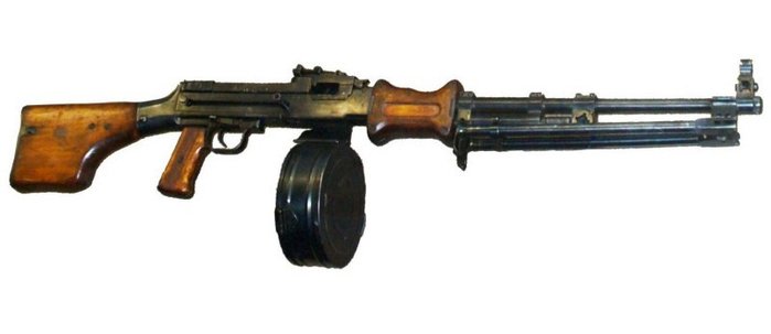 RPD는 최초로 M43탄을 사용한 총기다. 성능은 준수한 수준이었지만 시대를 잘못 타고나면서 전성기가 짧았다. < 출처 : (cc) Atirador at Wikimedia.org >
