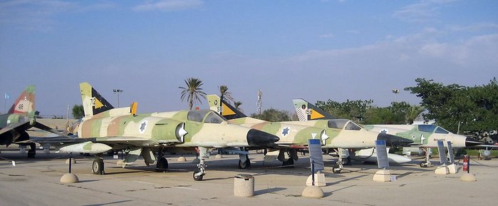 이스라엘 하체림 공군기지의 박물관에 전시된 전투기들. 좌로부터 크피르, 네셔, 미라주 IIICJ이다. <출처: RHackl / Wikipedia>
