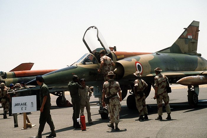 이집트 공군의 미라주 5를 살펴보고 있는 미군 병사들의 모습. 1985년 이집트 카이로-웨스트(Cairo-West) 공군 기지에서 실시한 