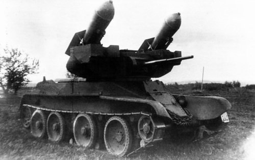1933년 개발된 BT-5 전차에 132mm 로켓을 올린 RBT-5 전차 <출처 : ftr.wot-news.com>