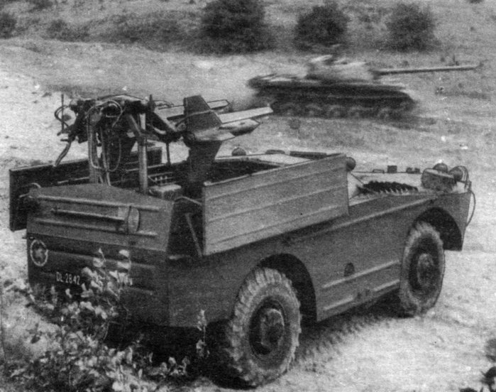 BRDM 정찰 장갑차를 기반으로 한 2P27 차량과 후미에 장착된 3발의 3M6 미사일 <출처 : Public Domain>