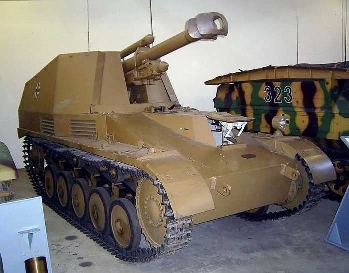 Leichte Feldhaubitze 18 auf Fahrgestell Panzerkampfwagen II < 출처 : (cc) Werner Willmann at Wikimedia.org >