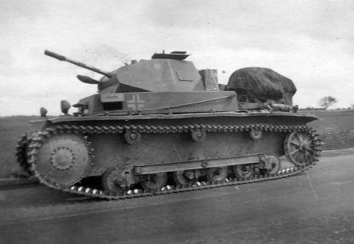 빈약해 보이는 로드휠이 인상적인 프로토타입 Panzer II Ausf. b. < 출처 : (cc) Chris Coleman at pinterest.co.uk >