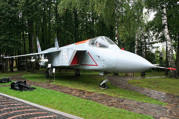 YAK-41 시제기 2번기의 모습. 모스크바 바딤 자도로츠니 박물관(옛 야코블레프 설계국 박물관)에 야외 전시 중인 모습이다. (출처: Alan Wilson/Wikipedia.org)