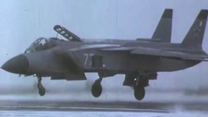 YAK-141은 YAK-38과 동일하게 추력편향 단발엔진에 리프트엔진 2기를 별도로 장착했다. <출처: Public Domain>