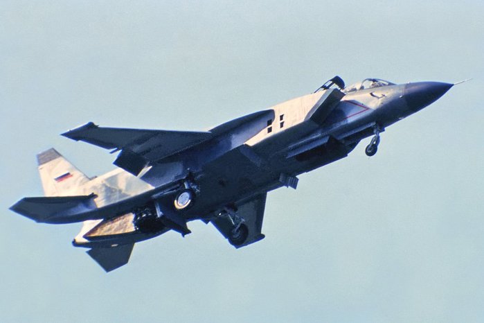 1992년 판보로 에어쇼 중 수직이륙 비행 중인 YAK-141. 기수 조종석 아래 리프트 엔진용 도어가 열려 있는 모습이 보인다. (출처: Wal Nelowkin/Wikimedia Commons)