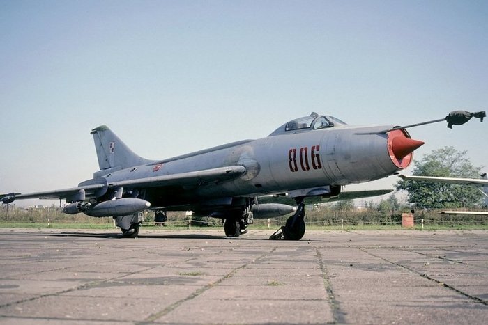Su-25 이전에 지상군 근접 지원에 투입된 Su-7. 저고도 공중전과 폭격에 특화된 전폭기였지만 CAS를 수행하기에는 부족한 점이 많았다. < 출처 : GNU Free Documentation License >