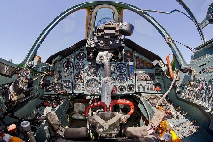 Su-25 콕피트의 모습. 저공 저속 비행을 해야 하므로 Su-25 동체는 티타늄 합금으로 제작되어 뛰어난 방어력을 자랑한다. 특히 조종석의 장갑은 상당히 충실한 것으로 유명하다. < 출처 : GNU Free Documentation License >