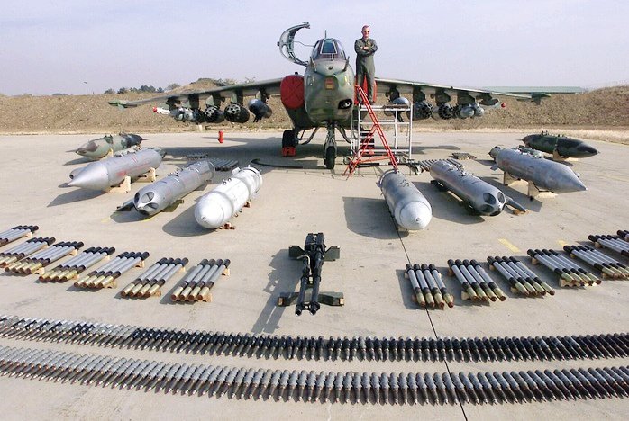 Su-25는 총 11개의 하드포인트에 다양한 무장을 장착할 수 있다. < 출처 : Public Domain >