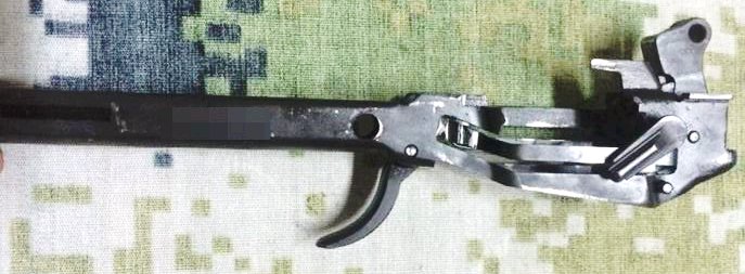 QSZ-92 권총의 4.33인치 총열(위)과 방아쇠-해머 뭉치(아래) <출처: 蒋校长@知乎>