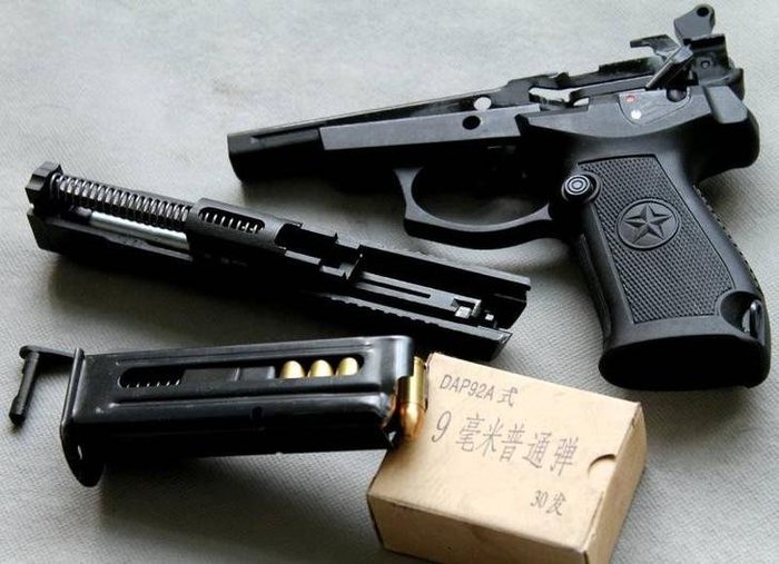 QSZ-92-9 권총의 분해 부품과 탄환<출처: Public Domain>