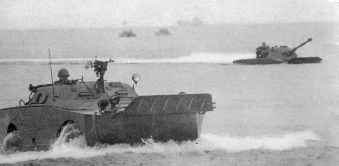 BRDM은 수상 주행이 가능한 PT-76 경전차와 함께 작전하기 위해 개발되었다. <출처 Public Domain>