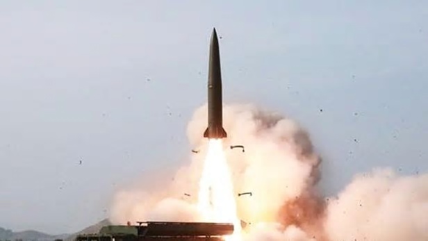 기존 한.미 미사일 방어망으로 요격이 어려운 북한판 이스칸데르 미사일. 북 신형 미사일, 초대형 방사포도 상승 단계에서 요격하면 장점이 많다. /조선중앙TV