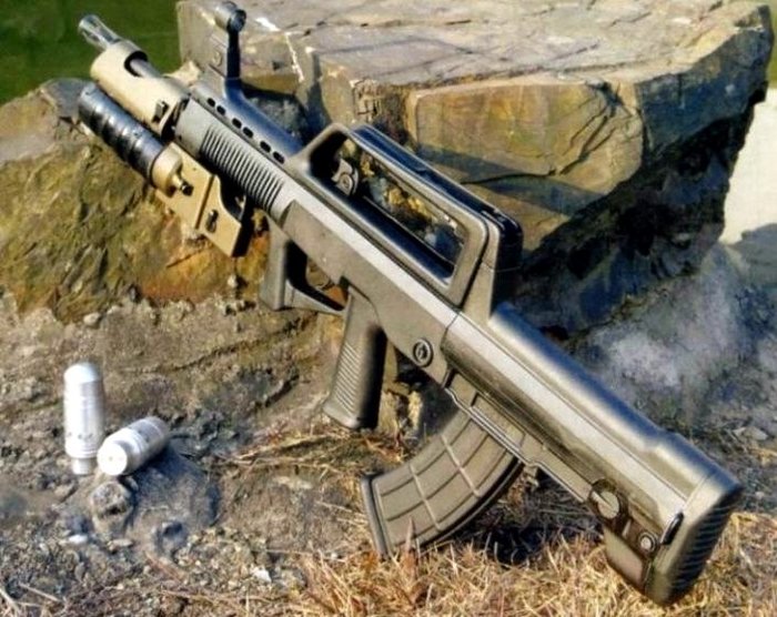 유탄발사기가 결합된 QBZ-95 소총. 조정간은 개머리판의 한참 뒤쪽에 장착되어 있음을 알 수 있다. <출처: Public Domain>