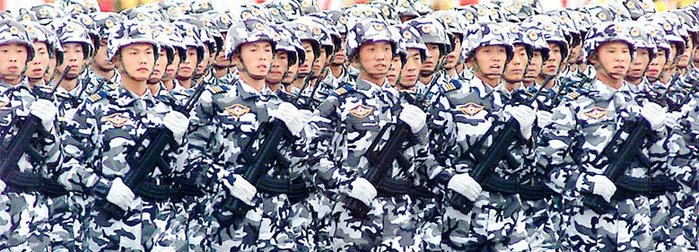 1999년 국경절 열병식에서 QBZ-95 불펍소총을 들고 행군 중인 인민해방군 해군육전대 장병들<출처: Public Domain>